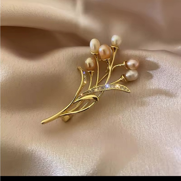 Elegant 14k Gold plated Pearl Brooch - Picture 3 of 3